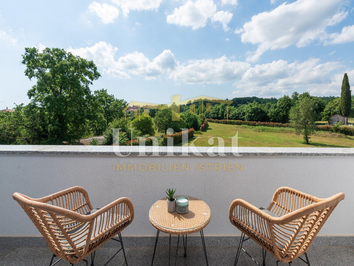 Moderna vila z notranjim in zunanjim bazenom